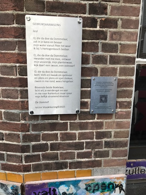Het paneel aan de buitenmuur van het MUBO